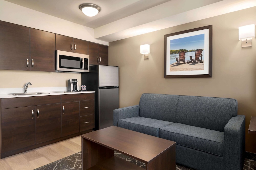 Suite, 1 Queen Bed, Non Smoking photo 2