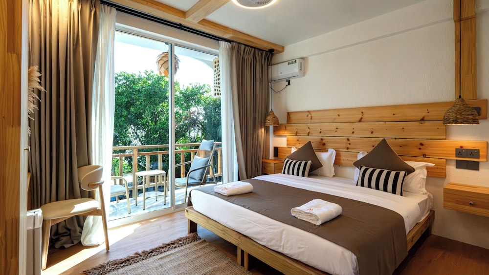 Deluxe Double or Twin Room, Balcony, Partial Sea View