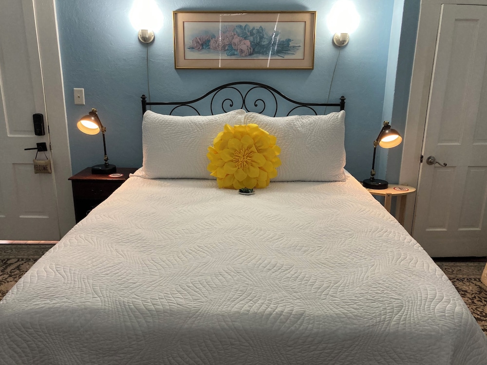 Room, 1 Queen Bed, Private Bathroom (Mary Grey) photo 1