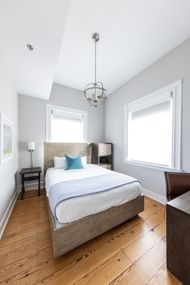 Deluxe Suite, 1 Queen Bed with Sofa bed photo 3