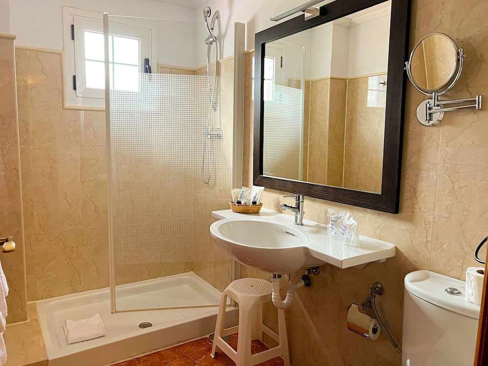 Double Room - Photo 6