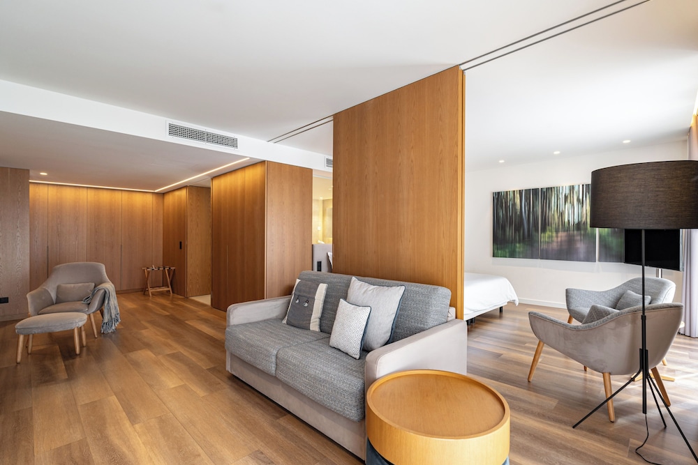Signature Suite, Balcony - Photo 11