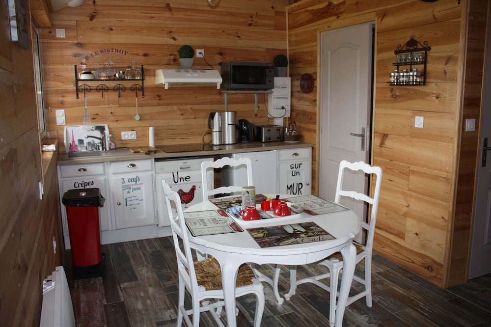 Deluxe Studio Suite, 1 Bedroom, Pool Access, Garden View photo 2