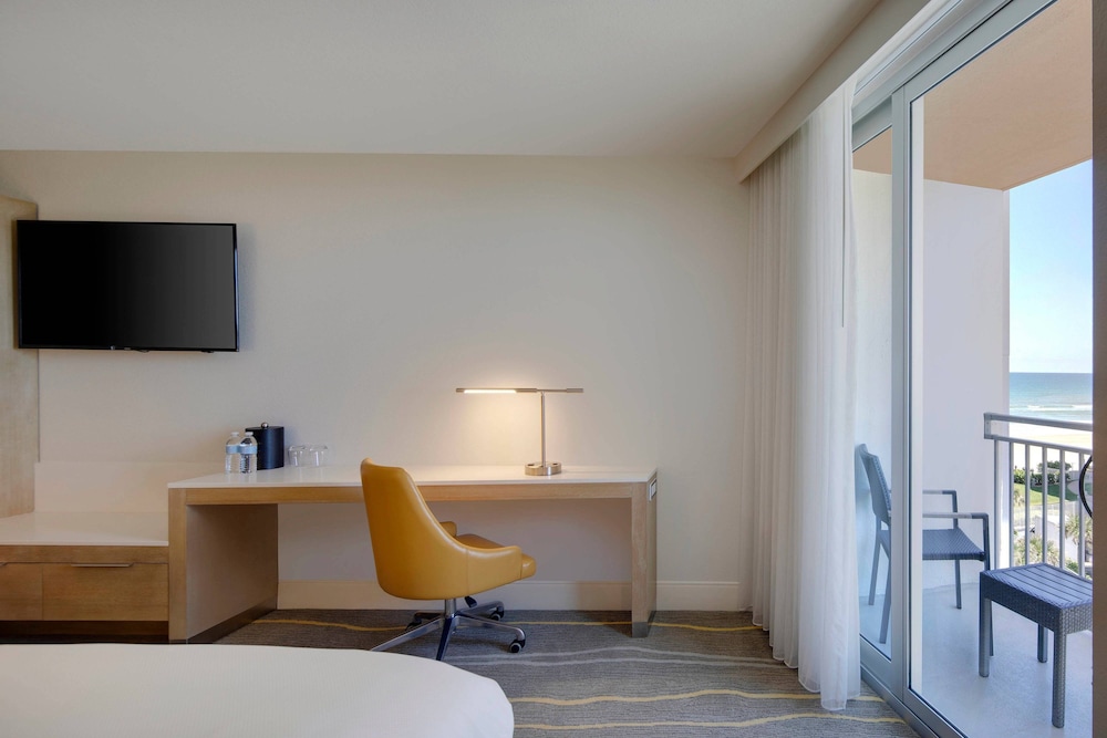 Room, 1 King Bed, Balcony (Hearing Accessible), photo 6
