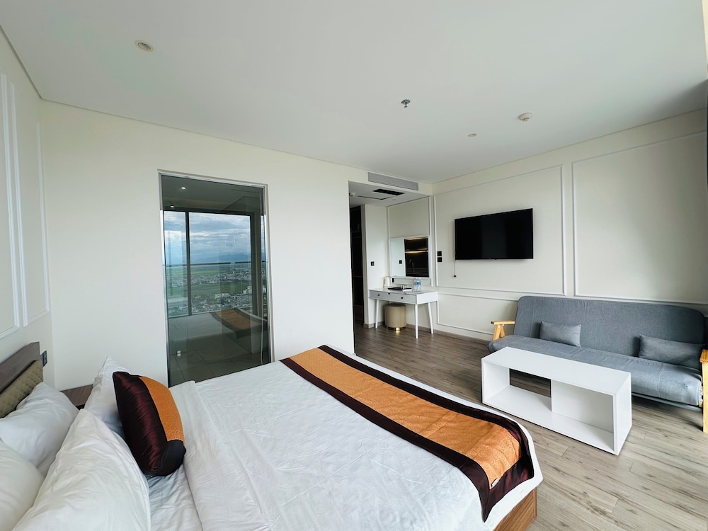 Luxury Condo, Balcony, City View photo 1