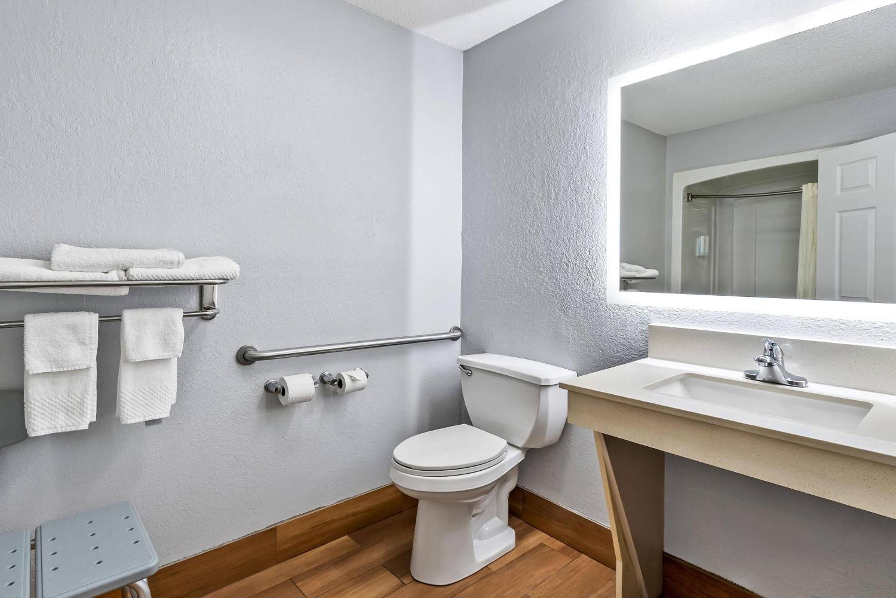 King Room - Accessible/Smoking - Photo 2