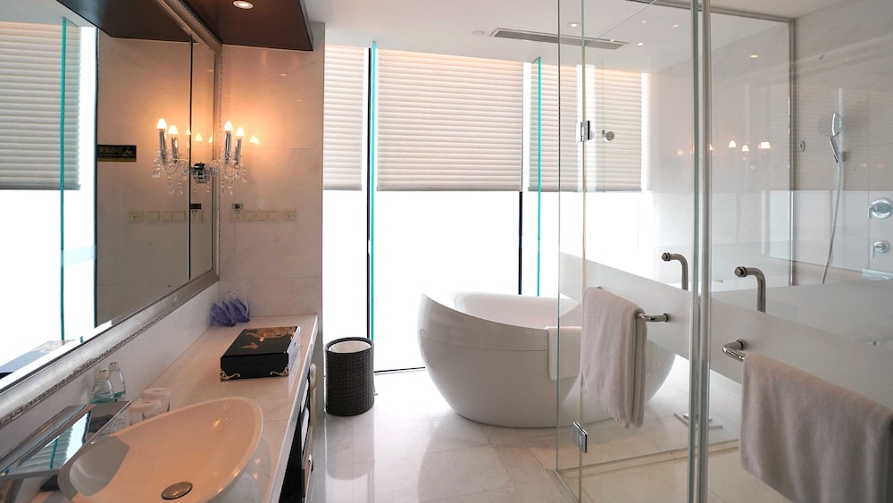 Classic Room, 1 King Bed (High Floor) - Photo 10
