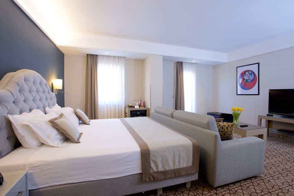 Suite, 1 King Bed photo 2