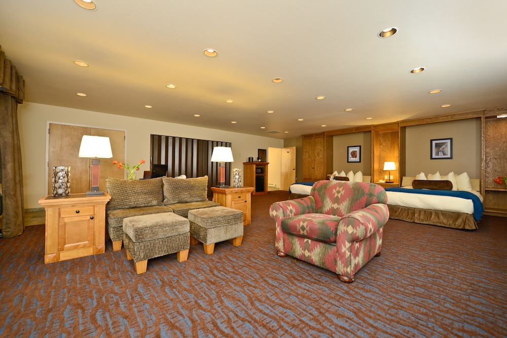 Room, Multiple Beds, Kitchen, Courtyard Area - Photo 3