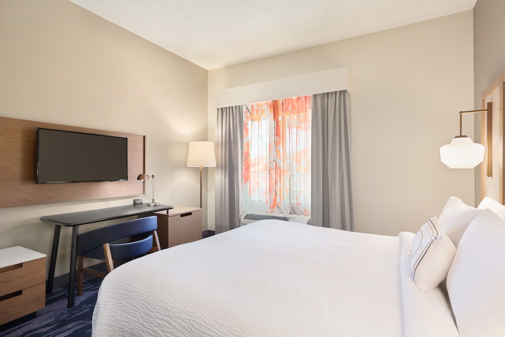 Room, 1 King Bed (Mobility Accessible, Tub) - Photo 3