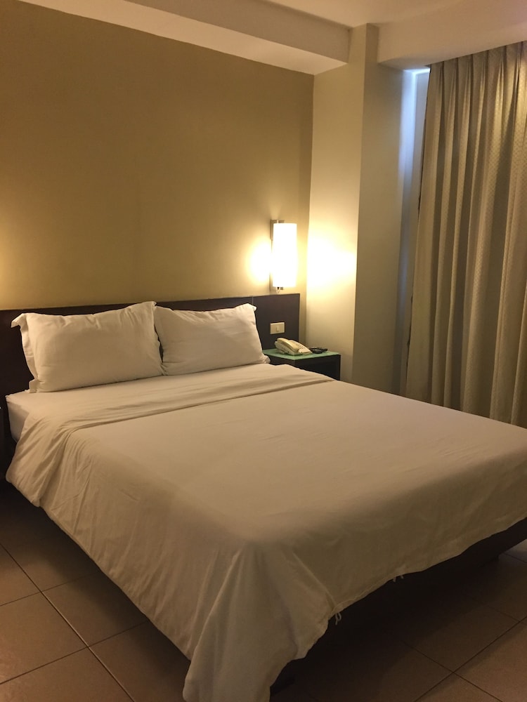 Standard Queen Room - Photo 9