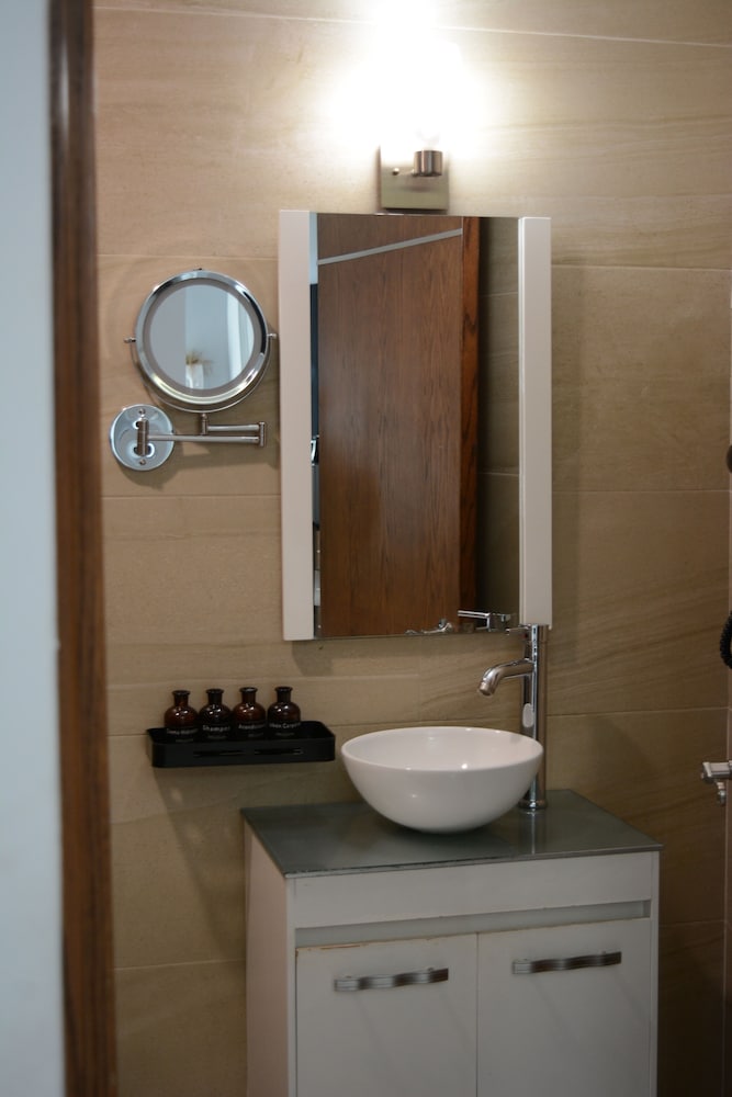 Exclusive Suite, Jetted Tub, City View photo 2