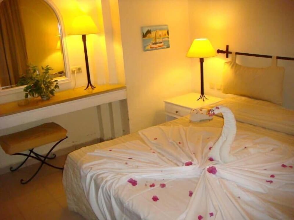 Chambre Double, vue piscine et jardin2