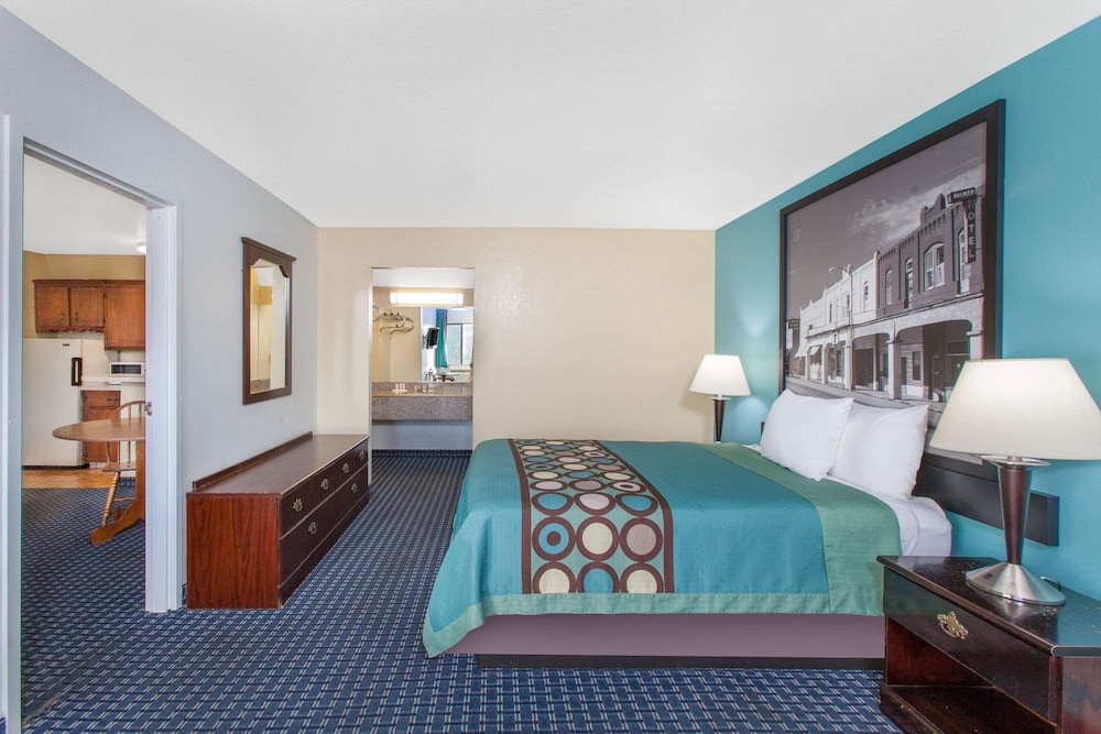 Room, 1 Queen Bed, Smoking - Photo 4