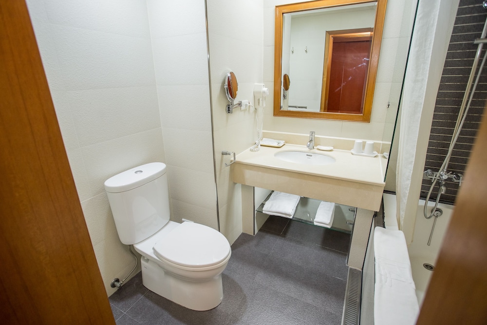 Standard Double Room - Photo 12