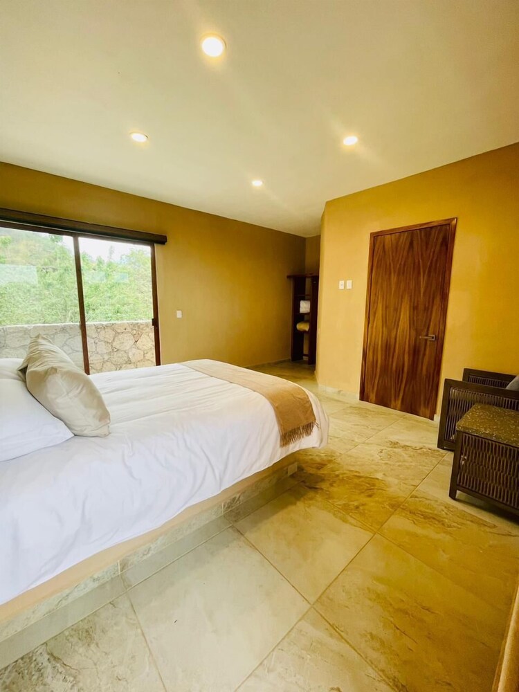 Comfort Room, 1 Queen Bed, Balcony, Mountain View photo 1