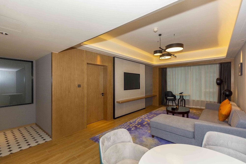 Suite, 1 Bedroom (Living, Dining Areas)