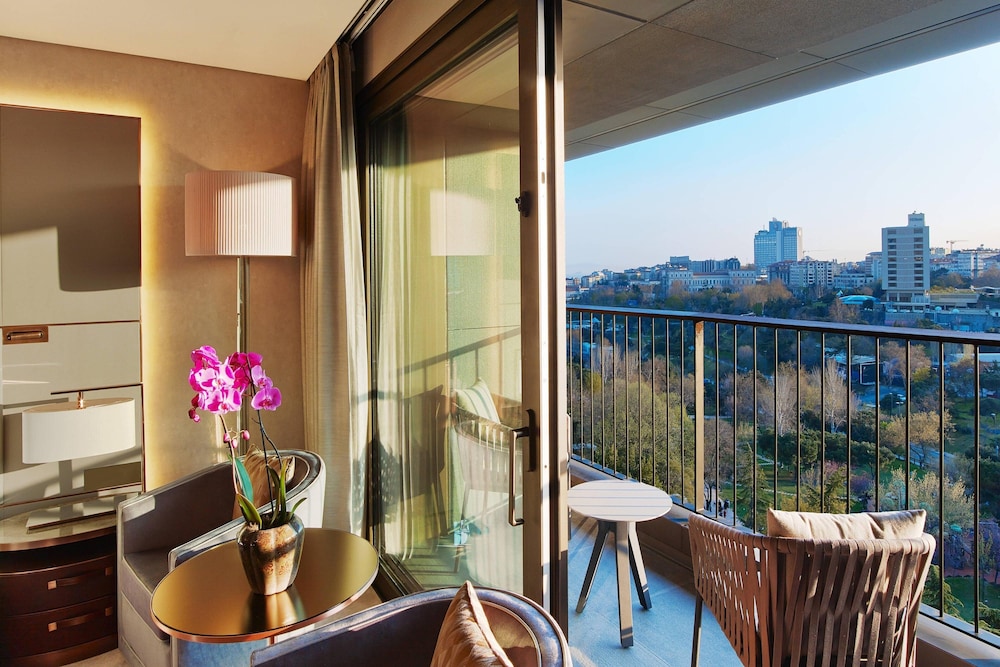 Grand Room, 1 King Bed, Balcony