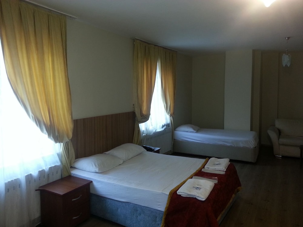 Economy Triple Room photo 2