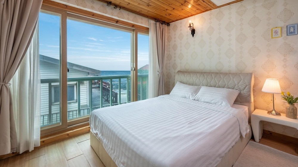 Basic Room, 1 Bedroom (203ho(geumbiccbada,osyeonbyu)) photo 1