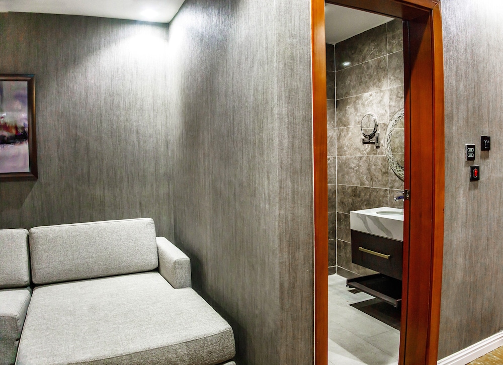 Deluxe Suite, City View