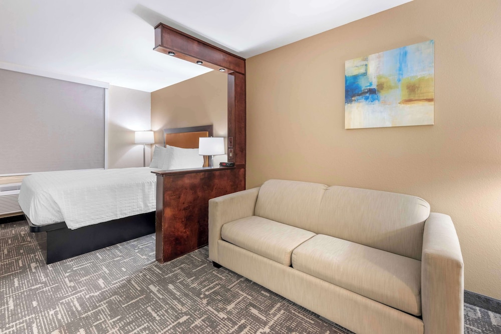 Suite, Multiple Beds, Non Smoking, Refrigerator & Microwave (with Single Sofabed) photo 1