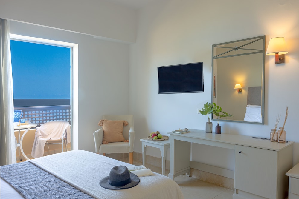 Standard Double or Twin Room, Beachfront photo 1