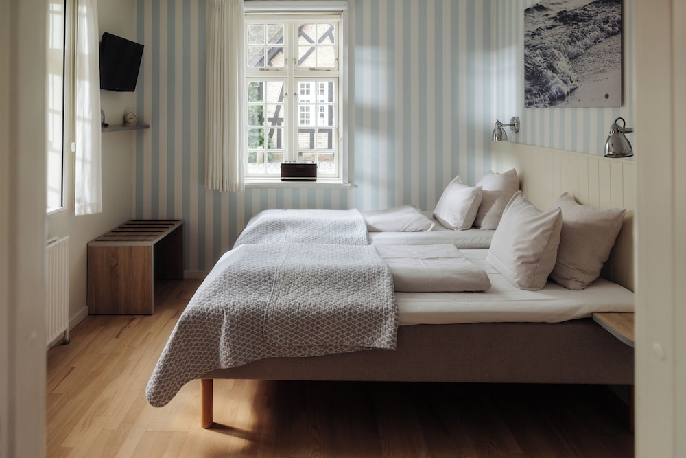 Basic Double Room, 2 Twin Beds photo 3