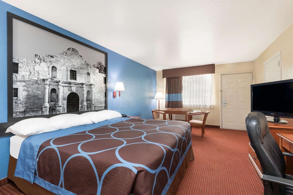 Standard Room, 1 King Bed, Smoking - Photo 1
