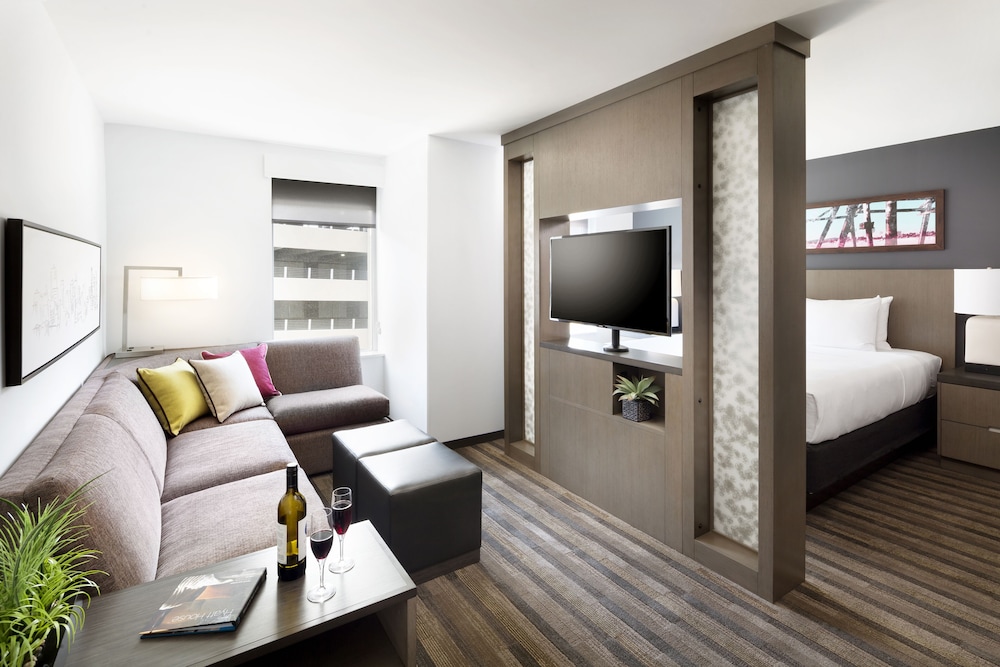 Suite, 1 King Bed, Accessible, Bathtub photo 3