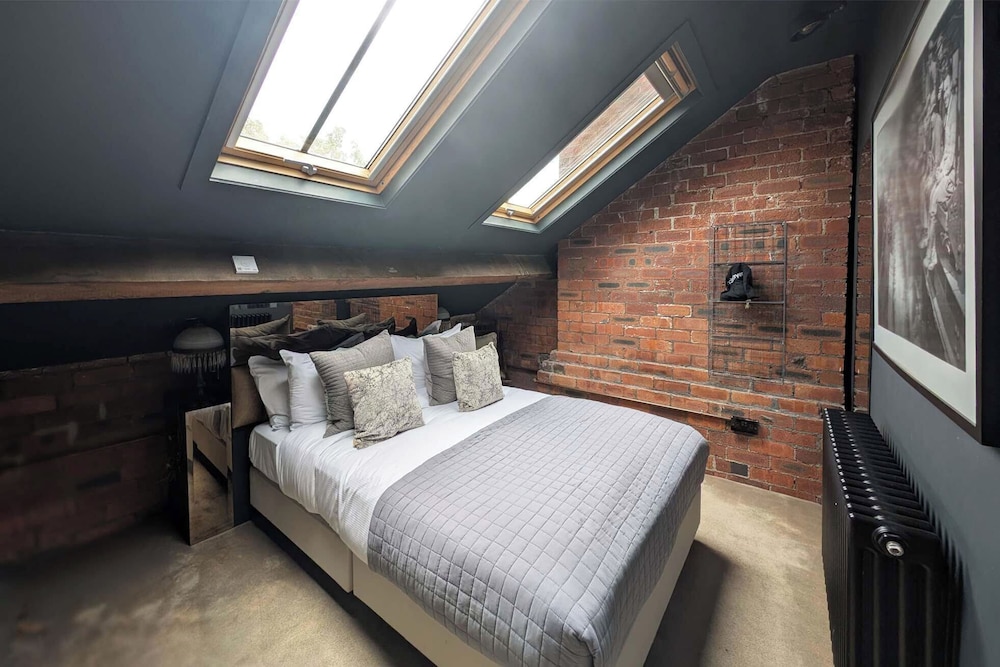 Great George - Two Bedroom Duplex Apartment with Balcony and Hot Tub