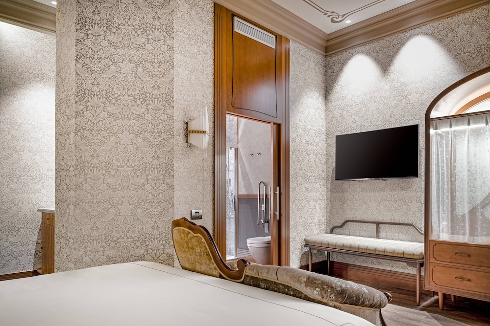 Deluxe Room, 1 King Bed, Courtyard View