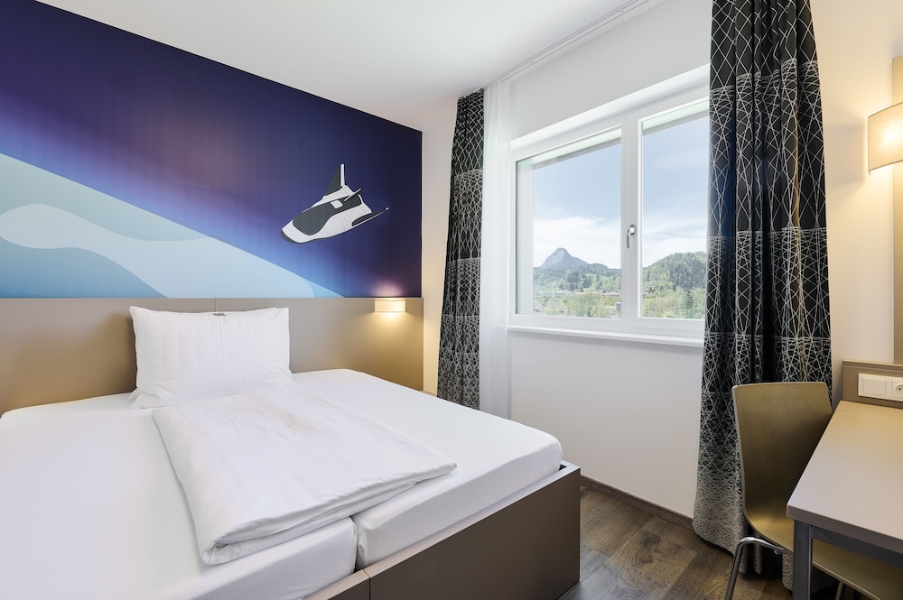 Standard Room, Multiple Beds (Converts to 2 Twin Beds) - Photo 3