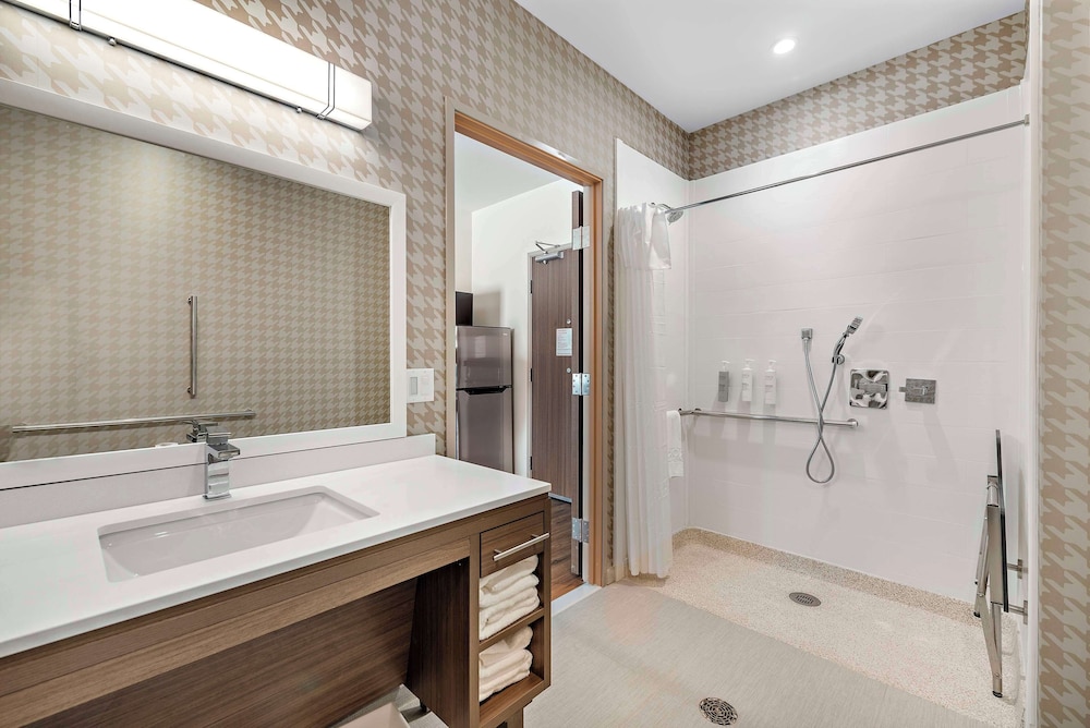 Studio, 1 King Bed, Accessible (Roll-In Shower) photo 2