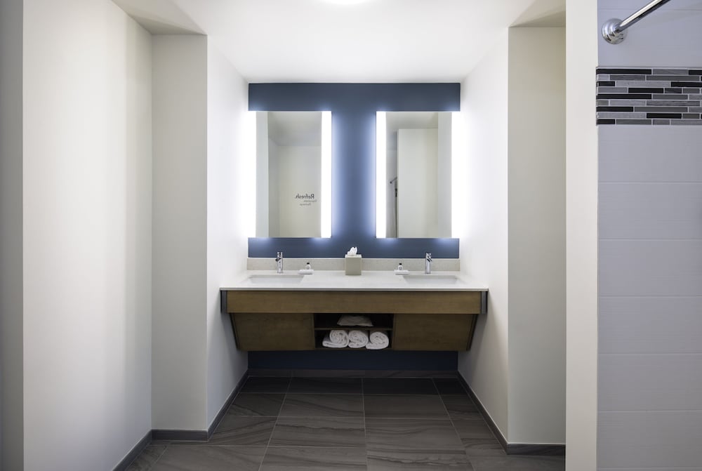 Suite, 1 King Bed (Walk-In Shower) - Photo 12