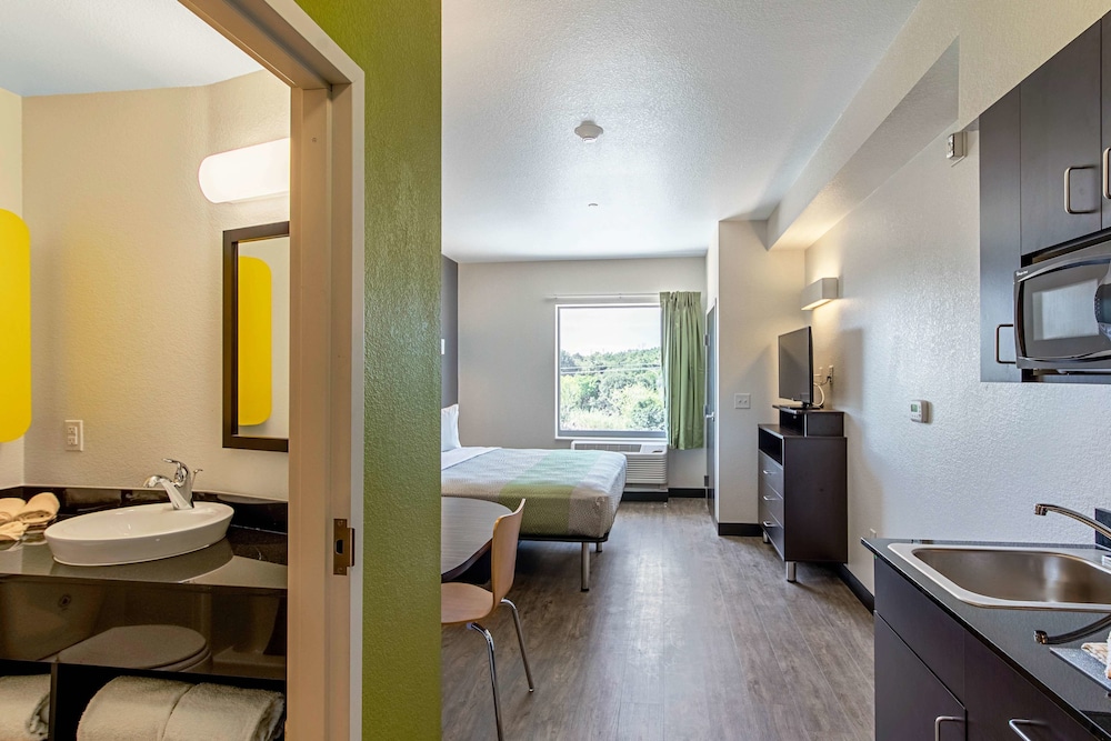 Deluxe Room, 1 King Bed, Non Smoking, Kitchenette - Photo 2