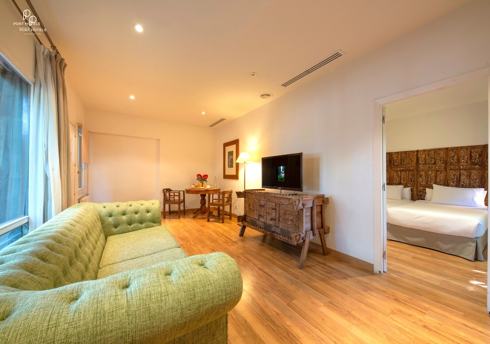 Family Suite (2 Adults + 2 Children)
