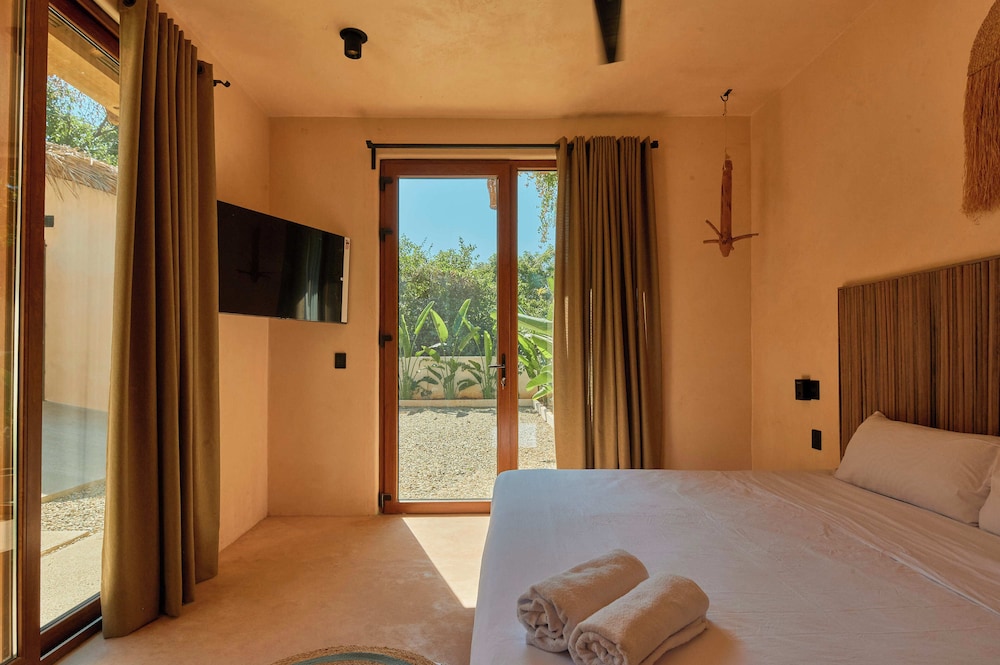 Standard Suite, 1 King Bed photo 1