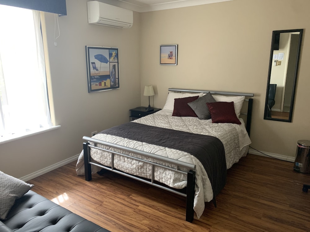 Large Double Room with Shared Bathroom (2)