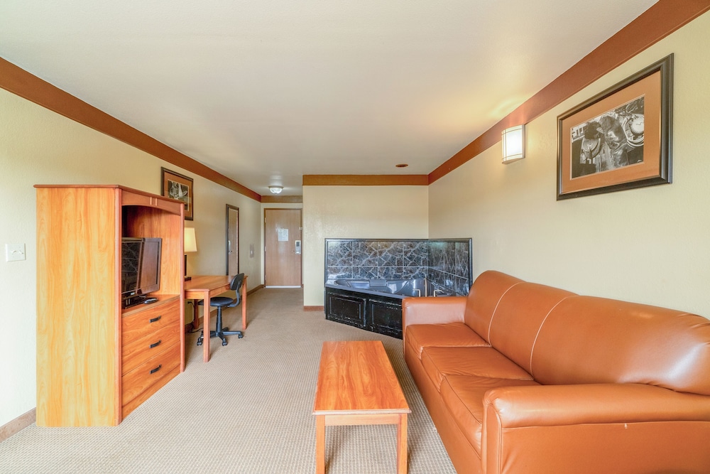Suite, 1 King Bed, Non Smoking (Jacuzzi Tub) - Photo 7