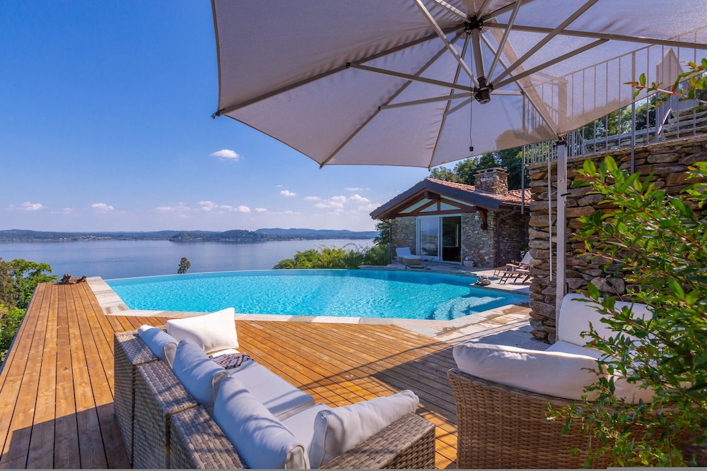 Villa photo 2
