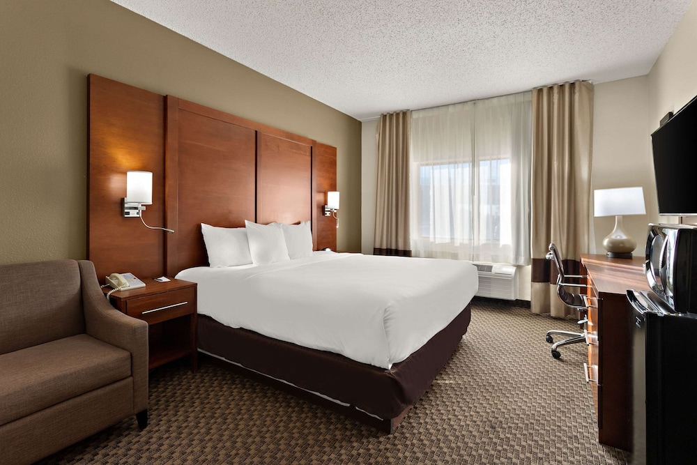 Standard Room, 1 King Bed, Non Smoking - Photo 1