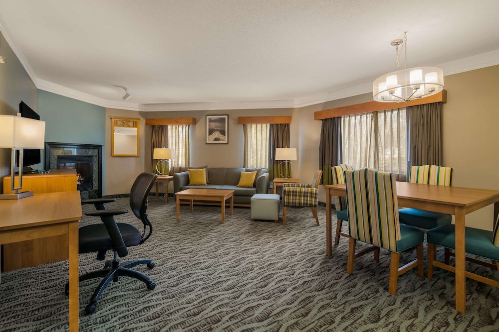 Suite, 1 King Bed, Non Smoking, Jetted Tub - Photo 4