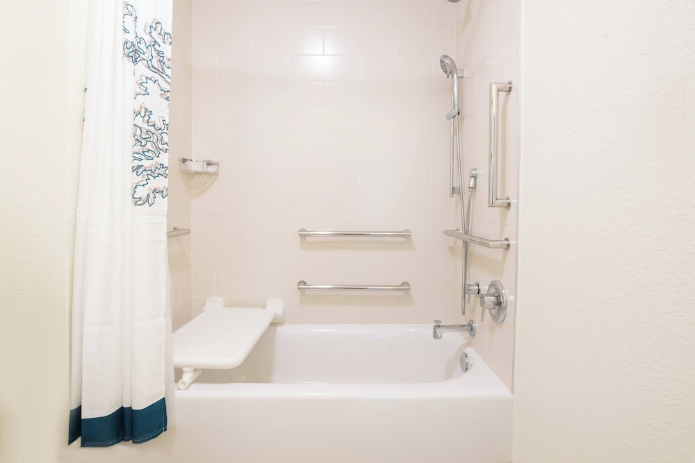 Suite, 2 Bedrooms, Fireplace - Photo 9