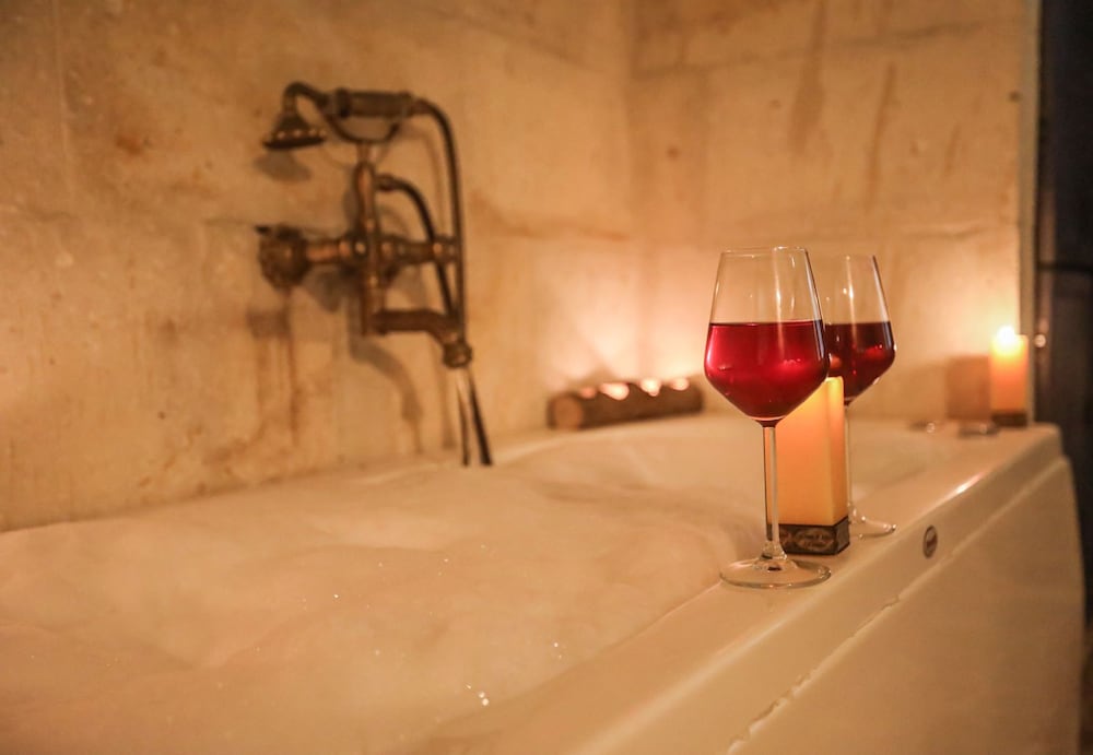Duru Deluxe Jacuzzi Suite - Photo 2