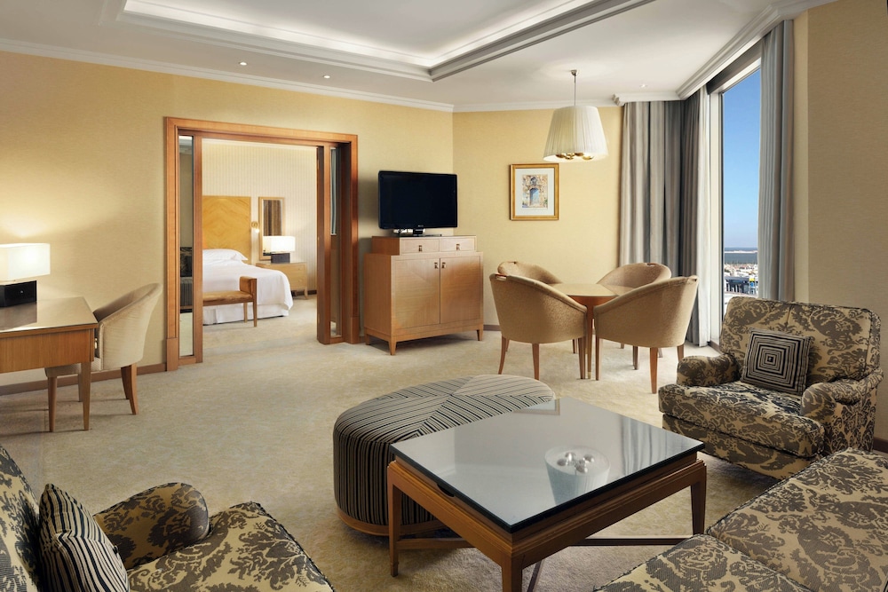 Club Suite, 1 Bedroom, Smoking, Corner - Photo 1