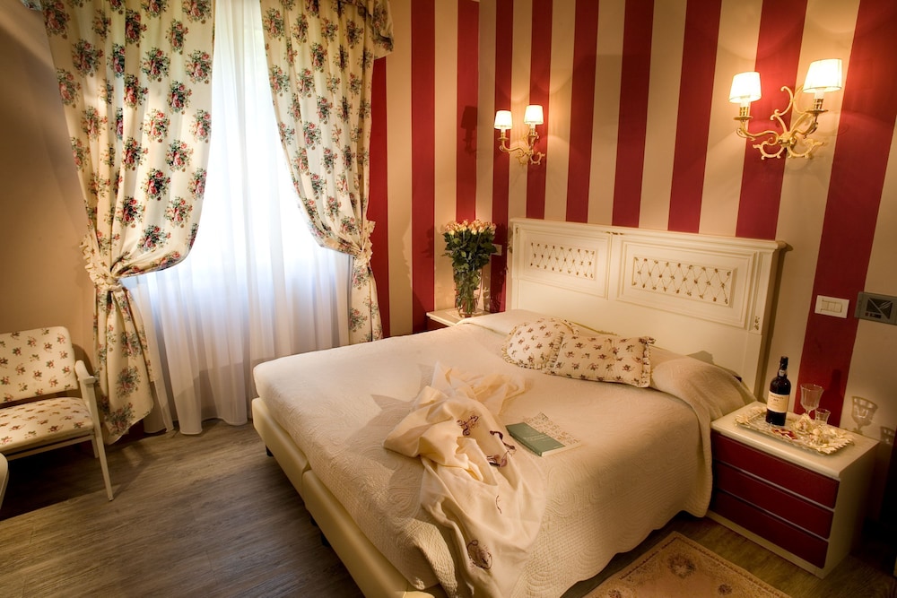 Basic Double or Twin Room (No Balcony) photo 3