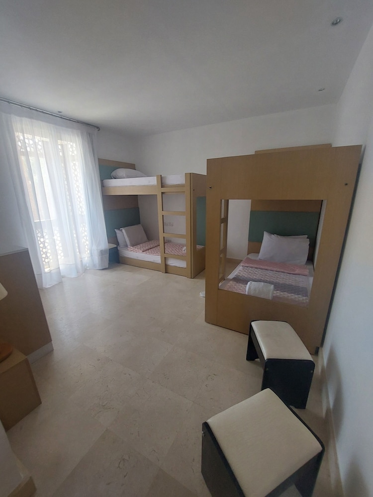Basic Quadruple Room photo 2