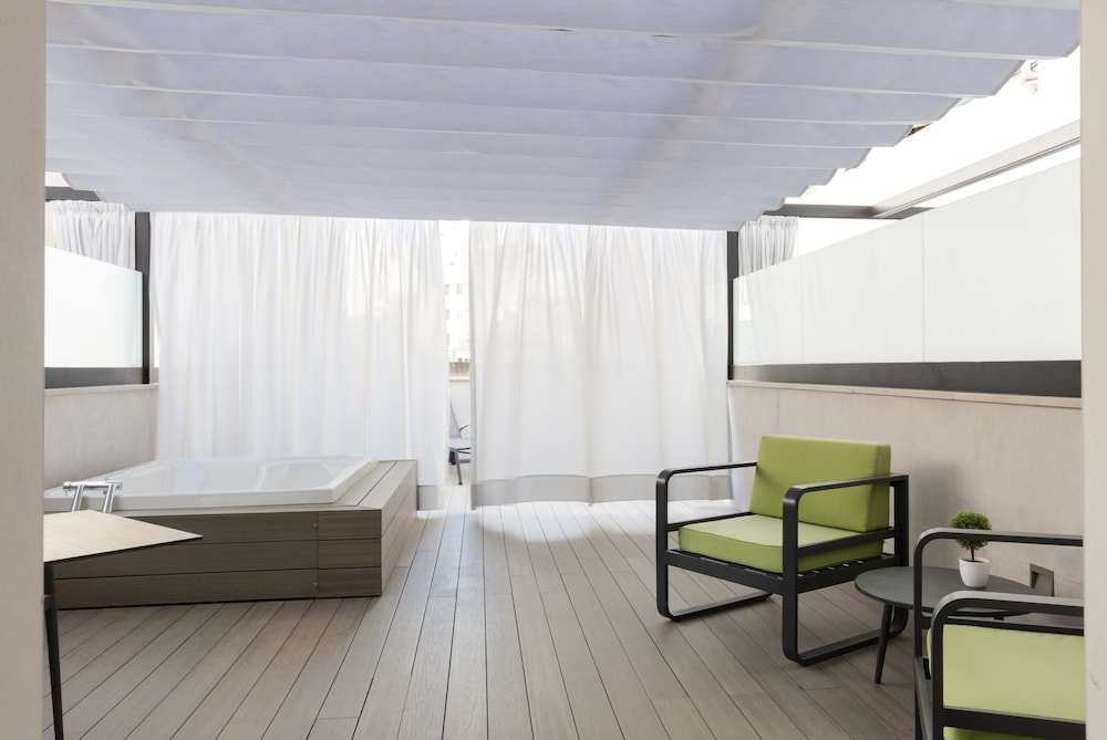 Deluxe Double Room Single Use, Jetted Tub (Splendit) - Photo 1