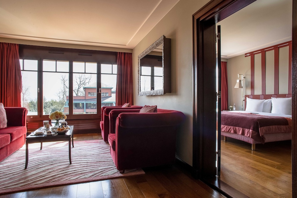 Executive Suite, 1 King Bed - Photo 1